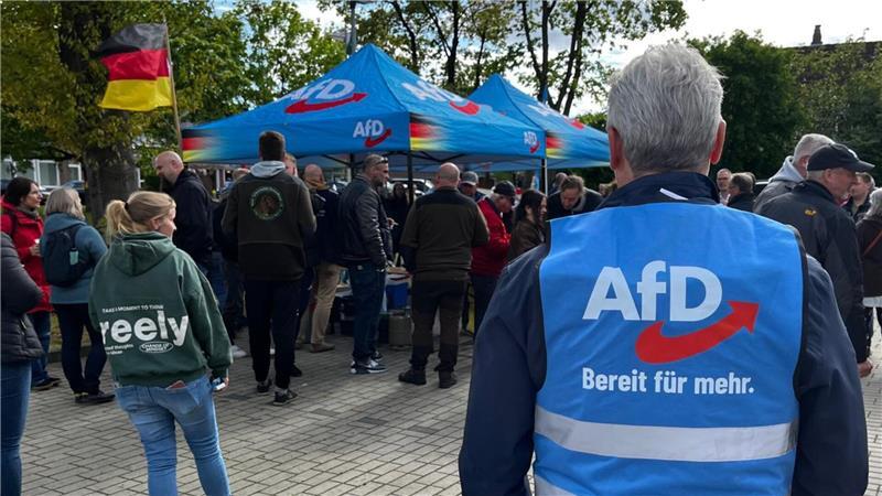 Rund 80 Teilnehmer zählt die Polizei auf Seiten der AfD.