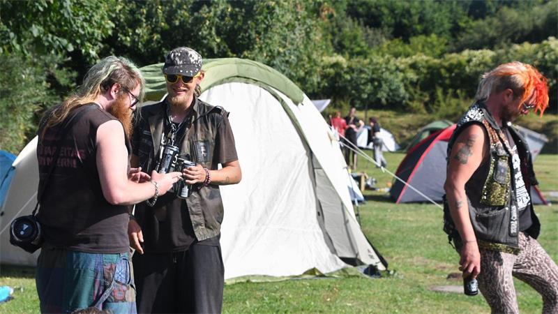 Rund 80 Zelte standen zum Ende des Punk-Protestcamps auf der sogenannten Festwiese in Tinnum auf Sylt.