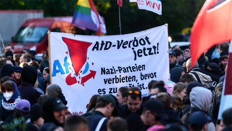 Rund 800 Menschen haben sich bei den Gegenprotesten versammelt.
