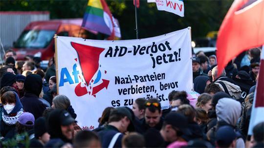 Rund 800 Menschen haben sich bei den Gegenprotesten versammelt.
