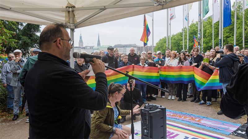 Rund 800 Menschen kamen zu einer Kundgebung zusammen. 