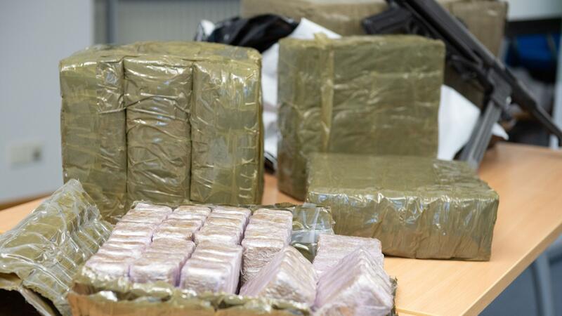 Cannabis-Freigabe: Hamburger Staatsanwaltschaft prüft Aufhebung von Haftbefehlen Rund 90 Kilogramm Haschisch liegen auf einem Tisch.