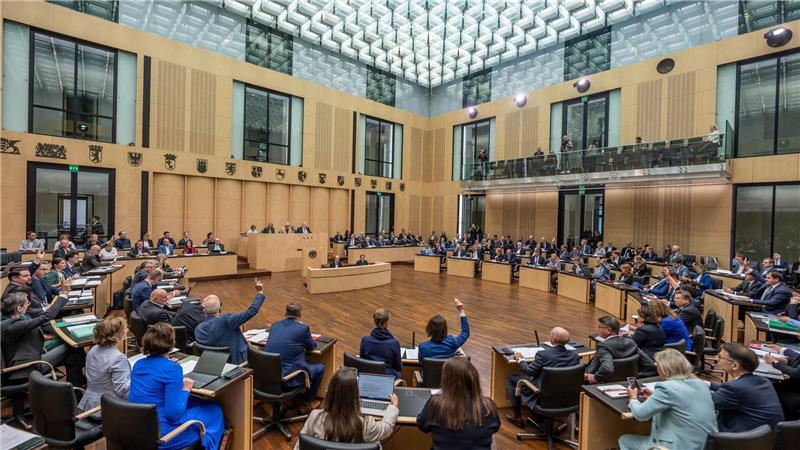 Rauchverbot und Milliarden - Was die Länder wollen Rund 90 Tagesordnungspunkte bewältigte der Bundesrat in Berlin.