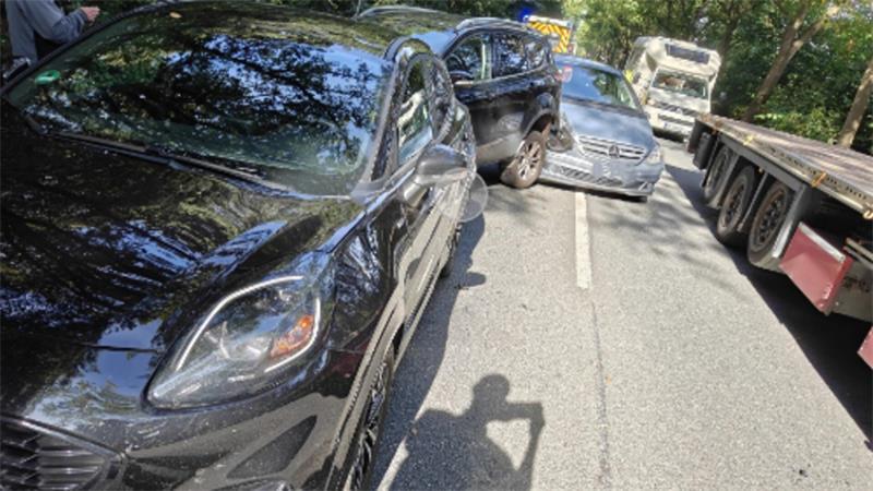 Karambolage auf der B73 bei Himmelpforten: Zwei Menschen verletzt Rund anderthalb Stunden war der Verkehr auf der B73 nach dem Unfall beeinträchtigt.