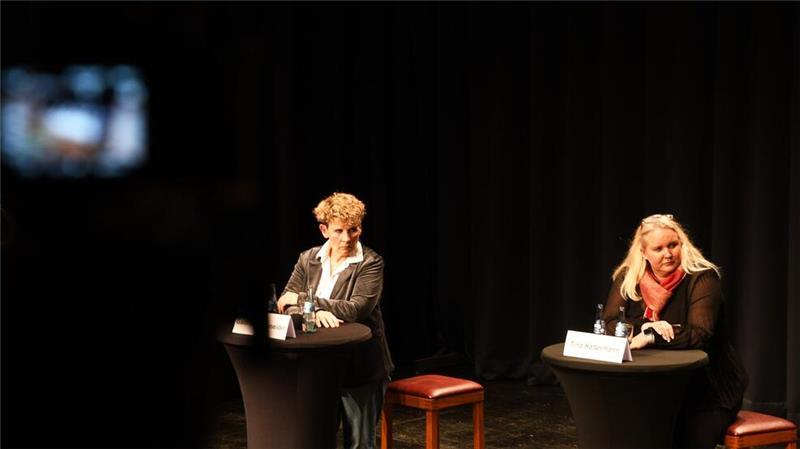 Rund drei Stunden stellen sich die Bürgermeister-Kandidaten auf Sylt den Fragen des Moderators und traten im Quiz gegeneinander an.