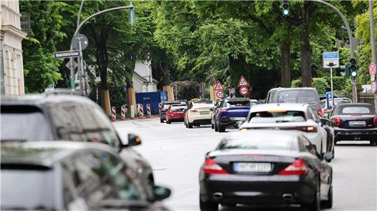 Rund drei Wochen früher als geplant wird die Elbchaussee auf einem 1,2 Kilometer langen Streckenabschnitt voll gesperrt.