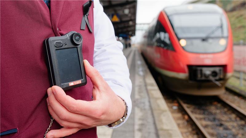 Rund ein Drittel der Kundenbetreuer bei der Deutschen Bahn haben sich eine Bodycam aushändigen lassen. (Symbolbild)