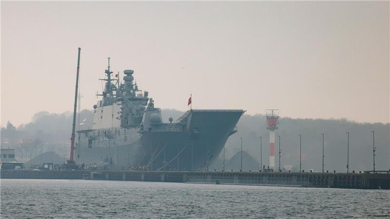 Rund ein Dutzend Schiffe aus fünf Nationen steuern die schleswig-holsteinische Landeshauptstadt an - darunter auch der türkische Flugzeugträger „Anadolu“. 