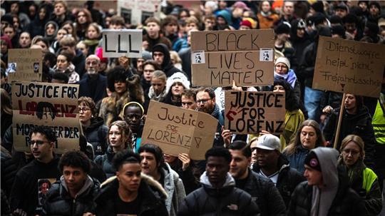 Rund ein Jahr nach den tödlichen Polizeischüssen auf den 21-jährigen Lorenz in Oldenburg wollen zahlreiche Menschen in Oldenburg demonstrieren. (Archivbild)