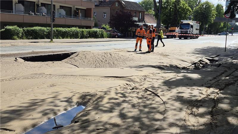 Rund eine Stunde lang unterspülte das Wasser Fahrbahn und Gehweg - auch im Bleicherweg. (Archivbild)