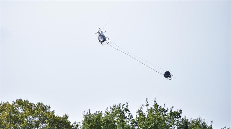 Ein staubiger und riskanter Job: Waldkalkung von Fredenbeck bis Beverstedt Rund eineinhalb Minuten dauert ein Flug bei der Waldkalkung. Alle drei Stunden landet und steigt der Pilot mal für eine „Pinkelpause“ aus. Er ist in dauerhaftem Funkkonktakt mit Kollegen am Boden.