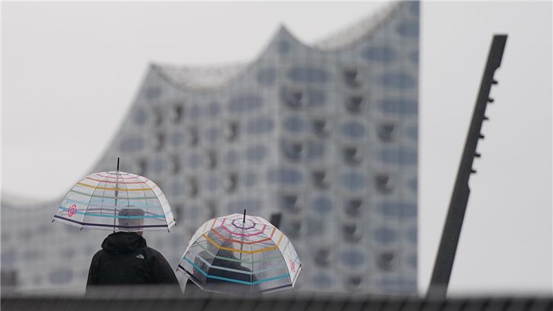 Rund um Hamburg, Schwerin und Kiel bleibt es nass. (Archiv)
