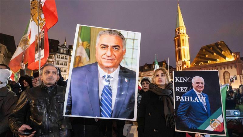Schah-Sohn Pahlavi will den Iran nicht regieren Rund um das Tagungshotel im Hotel Bayerischer Hof wurde schon zum Auftakt der Sicherheitskonferenz gegen die Regierung im Iran demonstriert. Am Samstag werden 100.000 Menschen bei einer weiteren Großkundgebung auf der Theresienwiese erwartet.