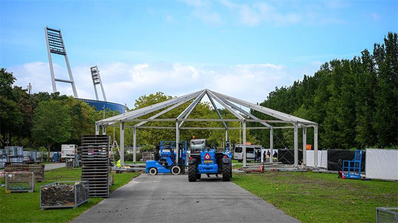 Rund um das Weserstadion präsentiert sich unter anderem die Bundesregierung. (Archivbild)