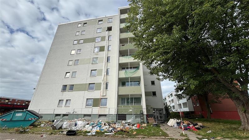 Gesperrtes Stader Hochhaus: „Es tat weh, alles zurückzulassen“ Rund um das abgesperrte, leerstehende Hochhaus in der Grünendeicher Straße liegt viel Müll.