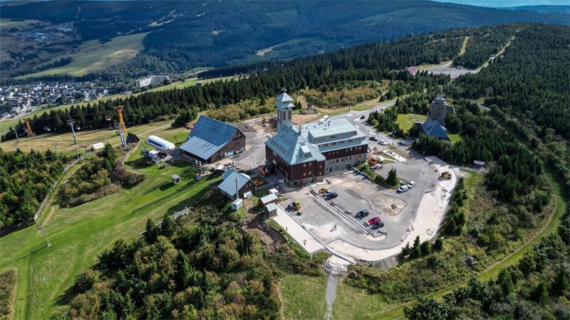 Wanderweg als Wirtschaftsmotor: Wie Gäste umworben werden Rund um den Fichtelberg gibt es zahlreiche Wege für Wanderungen. Nun startet ein neues sportliches Angebot für Trailrunner.