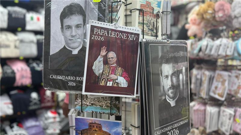 Rund um den Petersdom werden Kalender von Papst Leo XIV. sowie echten und falschen Priestern verkauft.