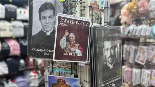 Rund um den Petersdom werden Kalender von Papst Leo XIV. sowie echten und falschen Priestern verkauft.