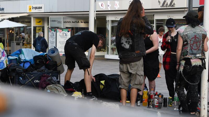 Vor Protestcamp 3.0 - erste Punks auf Sylt angekommen Rund um den Wilhelminen-Brunnen in Westerland hatten sich vor Beginn des Protestcamps auf Sylt einige Punks aus ganz Deutschland versammelt.