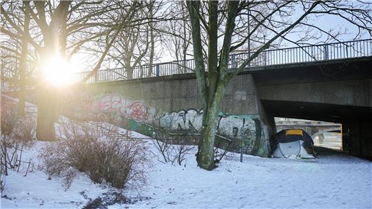 Rund um die Kennedybrücke haben Obdachlose ihre Zelte aufgeschlagen. Die Polizei hat am Vormittag einen toten Mann in einem Zelt auf der Brücke gefunden. (Archivbild)