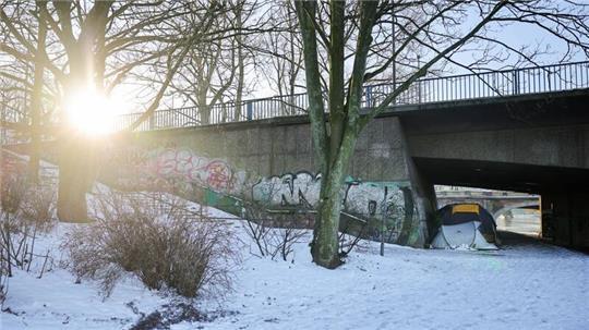 Rund um die Kennedybrücke haben Obdachlose ihre Zelte aufgeschlagen. Die Polizei hat am Vormittag einen toten Mann in einem Zelt auf der Brücke gefunden. (Archivbild)