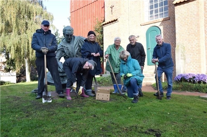 Rund um die Kirche in Steinkirchen setzte der Kulturverein um die Mitglieder Jürgen Hagenah, Hilde Hauschildt, Doris Marks, Elke von Bremen, Marlies Hauschildt, Wilfried Heinsohn und Rainer Beck (von links) Krokuszwiebeln in den Boden. Sie 