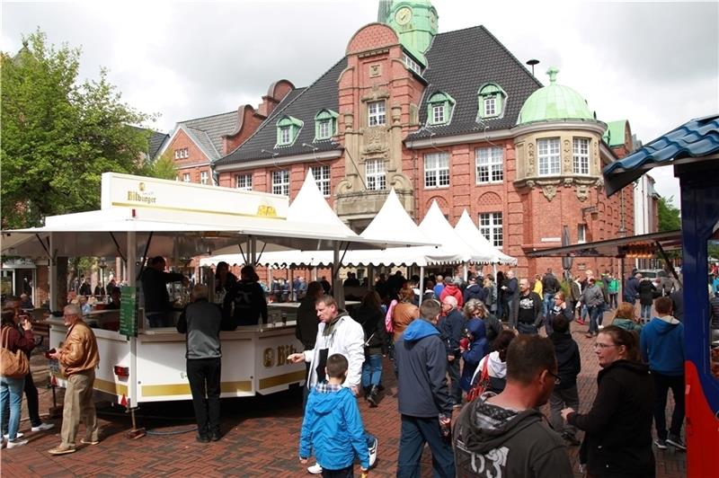 Rund um die Smoker und Grills auf dem Rathausplatz tummeln sich die Besucher auf dem Buxtehuder Rathausmarkt am verkaufsoffenen Sonntag.