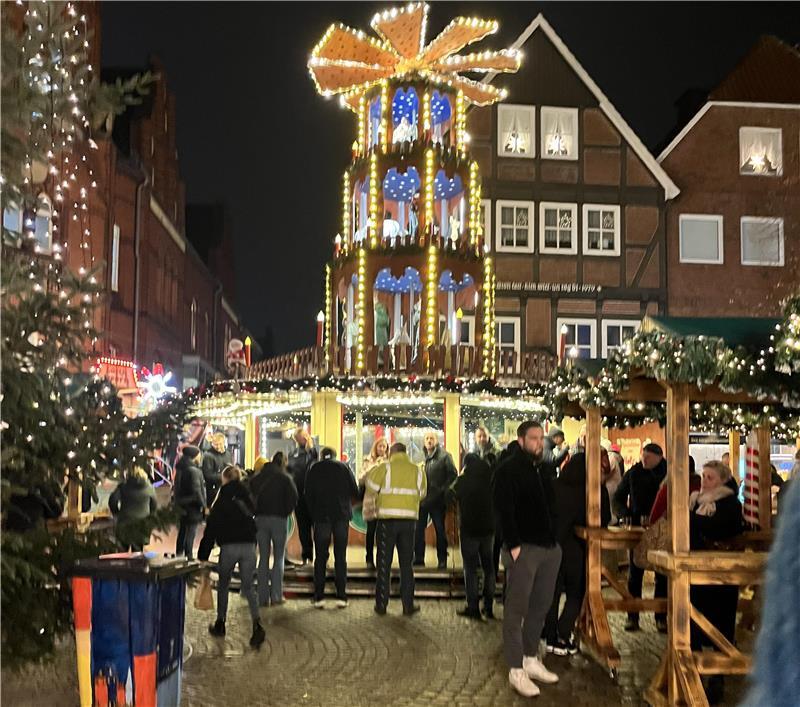 Preise, Atmosphäre, Programm: Der Stader Weihnachtsmarkt im TAGEBLATT-Check Rund um die Weihnachtspyramide: Der Pferdemarkt ist ein gut besuchter Treffpunkt.