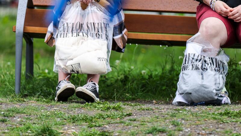 Taylor Swift in Gelsenkirchen eingetroffen Rund um die drei Swift-Konzerte am 17., 18. und 19. Juli erwartet Gelsenkirchen etwa 200.000 Fans.