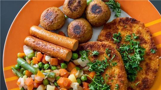 Rund vier Prozent bezeichneten ihre Ernährung im Nationalen Ernährungsmonitoring als vegetarisch. Etwa ein Prozent gab an, sich vegan zu ernähren. (Archivbild) 