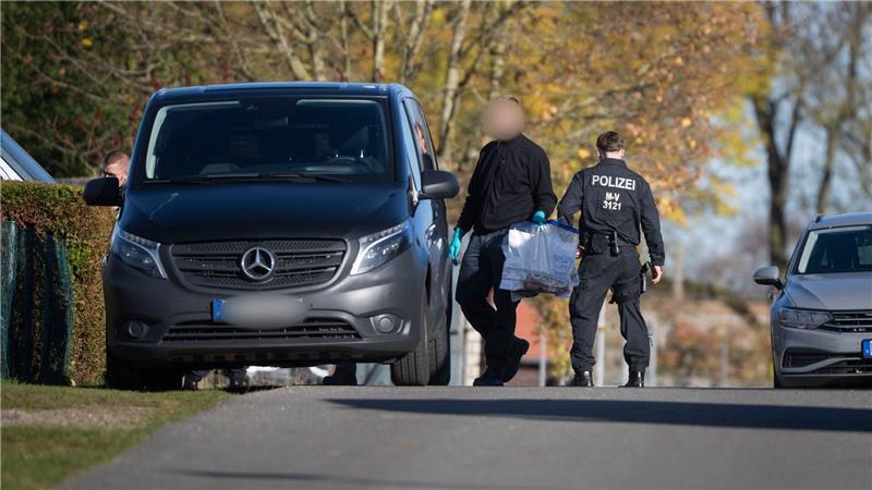 Gewaltsamer Tod von Fabian: Ermittler verhaften Frau Rund zehn Stunden dauerten die Durchsuchungen am Donnerstag im Mordfall Fabian an.