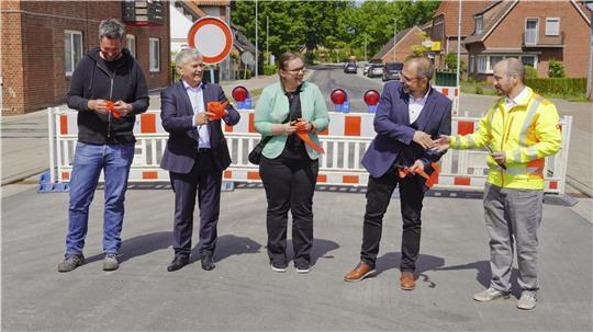 Rund zwei Jahre lang hat die Ortschaft Elm auf diesen Moment gewartet: Am Mittwochnachmittag wurde die komplett sanierte und umgestaltete Elmer Ortsdurchfahrt (Bundesstraße 74) feierlich eingeweiht und für den Durchgangsverkehr freigegeben. Im Rahmen einer Feierstunde durchschnitten Torben Henn (Firma Heino Henn, von links), Elms Ortsbürgermeister Erich Gajdzik, Friederike Wöbse (Geschäftsführerin der Niedersächsischen Landesbehörde für Straßenbau und Verkehr in Stade), Dipl.-Ing. Jens Hinck(Geschäftsführer Matthäi) und Tobias Bersch (Stadt Bremervörde, Fachbereichsleiter Straßen- und Tiefbau) das symbolische rote Band.