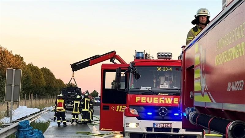 BMW brennt auf A26 bei Horneburg - Autobahn wieder freigegeben Rund zwei Stunden war die A26 aufgrund der Lösch- und Bergungsarbeiten zwischen Horneburg und Dollern gesperrt.