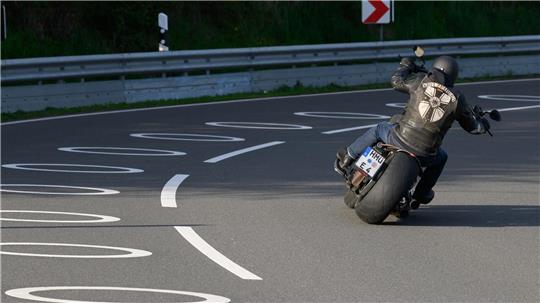 Runde Markierungen sollen in Südniedersachsen Motorradfahrer vor schweren Verletzungen schützen.