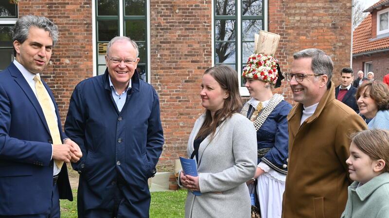Rundgang mit Ministerpräsident Stephan Weil, Pastor Paul Henke, der SPD-Landtagsabgeordneten Corinna Lange, Landrat Kai Seefried (CDU) mit Tochter Marie und Blütenkönigin Anna-Sophie Sietas.
