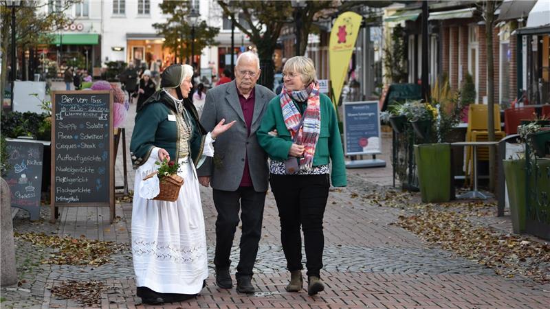 Buxtehuder Bulle: So wird Gewinnerin Maja Nielsen gefeiert Rundgang mit Stadtführerin Ingrid Jochim: Vor der Preisverleihung bekommen Bullen-Gewinnerin Maja Nielsen und Tunnelbauer Joachim Neumann Buxtehudes schönste Orte gezeigt.