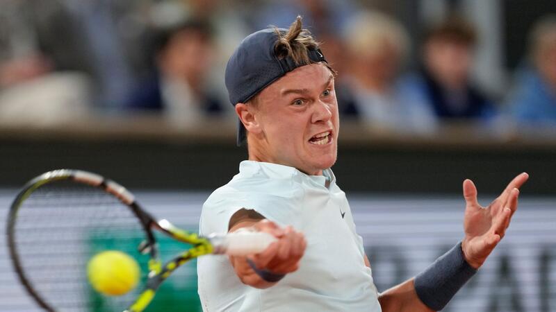 Zverev kämpft sich ins Viertelfinale der French Open Rune agierte gegen Zverev sehr variantenreich mit vielen Rhythmuswechseln.