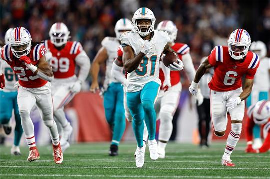 Running Back Raheem Mostert von den Miami Dolphins läuft den New England Patriots zu einem Touchdown davon.