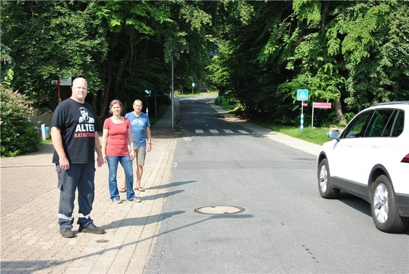Empörung über Raser: Tote Katze alarmiert Anwohner in Dollern Runter vom Gas: Anwohner Gerd Heckert mit Ruth und Heinz Wollstadt auf der Einfahrt zur Straße Kreihenborn und Grundschule. Foto: Lohmann