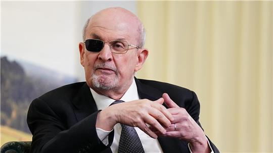 Autor Salman Rushdie kämpft weiter mit Folgen des Attentats Rushdie sprach mit dem Magazin „Tatler“ über das Attentat. (Archivbild)