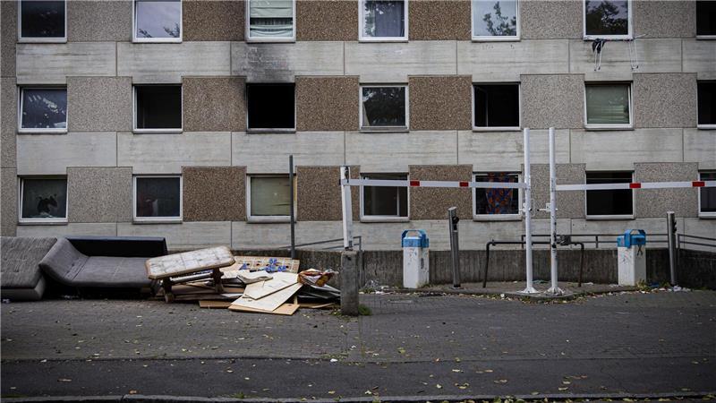 Ruß und Sperrmüll prägten zuletzt das äußere Bild des Gebäudes. (Archivbild)