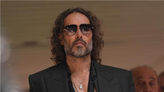 Russell Brand muss trotz der schweren Vorwürfe wegen mutmaßlich sexueller Übergriffe nicht in Untersuchungshaft. (Archivfoto)
