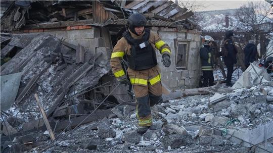 Russische Bomben trafen ein Viertel mit Einfamilienhäusern in Charkiw. 