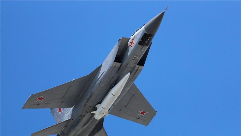 Kreml kritisiert Abschussdrohungen der Nato Russische Kampfjets vom Typ MiG-31 haben nach estnischen Angaben den Luftraum des Landes verletzt. Moskau bestreitet das. (Archivbild)