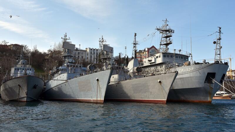 Russische Kriegsschiffe liegen im Hafen von Sewastopol.
