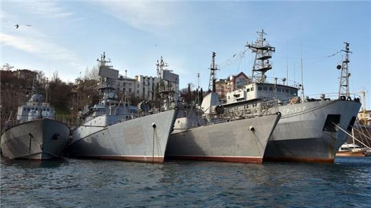 Russische Kriegsschiffe liegen im Hafen von Sewastopol.