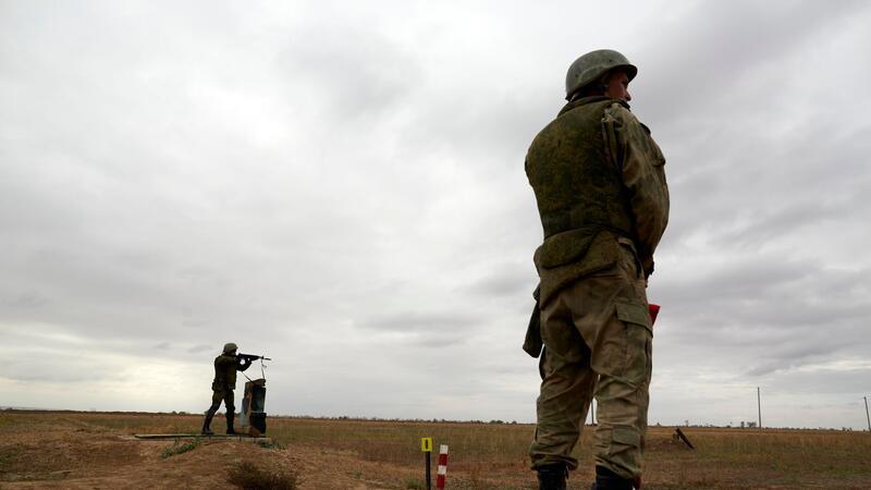Putin lässt 150.000 Wehrdienstpflichtige einziehen Russische Rekruten auf einem Schießplatz während einer militärischen Trainingseinheit.
