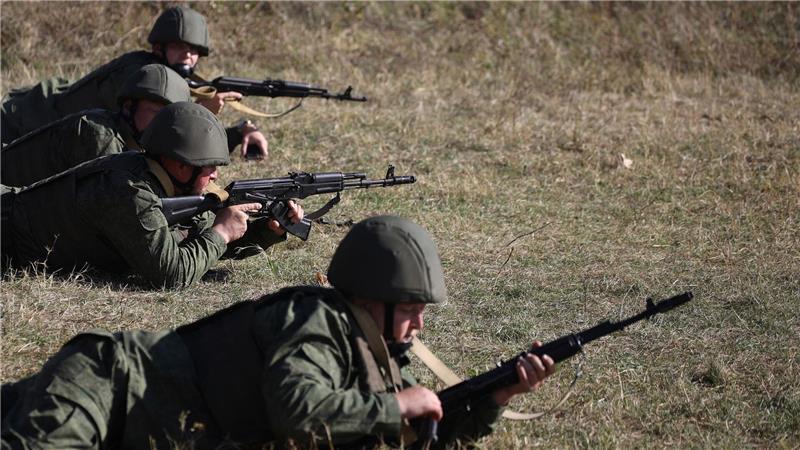 Russische Rekruten auf einem Übungsplatz - in diesem Frühjahr werden so viele Männer einberufen wie seit Jahren nicht. (Archivbild)