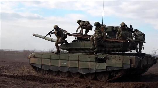 Russische Soldaten in der Ukraine. Der ukrainische Militärexperte Olexander Kowalenko warnt vor den seiner Meinung nach bestehende Gefahren einer Waffenruhe. (Archivbild) 