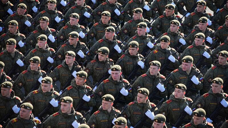 Krieg gegen die Ukraine: So ist die Lage Russische Soldaten marschieren während einer Militärparade durch Moskau. Medienberichten zufolge werden in der Söldnereinheit „Redut“ Scharfschützinnen und Bedienerinnen von Drohnen angeworben.